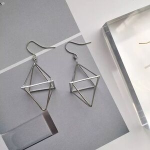 3/$30 🤍 Geometric Pyramid Earrings